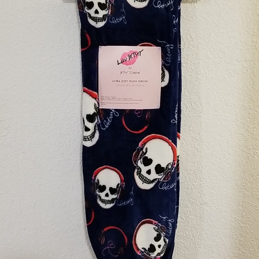 💀Betsey skull throw💀